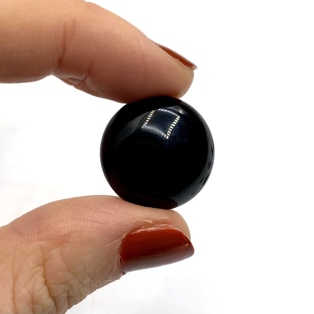 1 Black & 1 White Onyx Round Smooth & Checker Cut Cabochons Approx 20 - 23mm 2 Piece Pack - Image 4