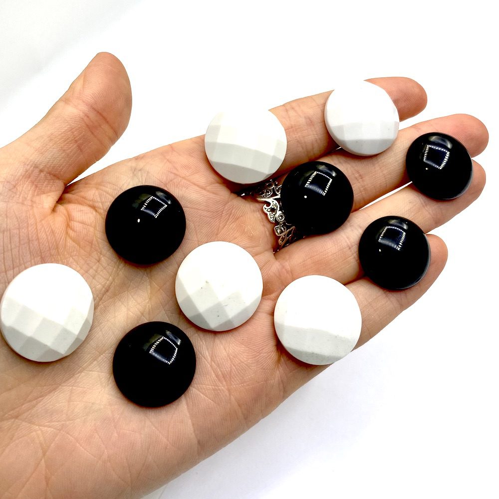 1 Black & 1 White Onyx Round Smooth & Checker Cut Cabochons Approx 20 - 23mm 2 Piece Pack - Image 5