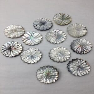 Carved Shell Flower Approx 3cm Drilled 1pc