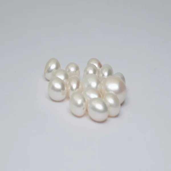 Freshwater Cultured Cream Mixed Size & Shape Approx 6-10mm Half Drilled Pearls 10g Pack (Approx 20 pcs) - Image 2