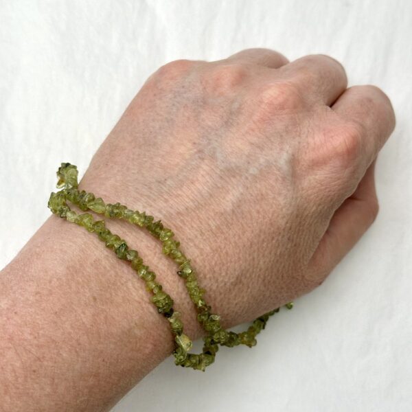 Peridot Chips Approx 5 x 8mm Approx 78cm Strand - Image 4